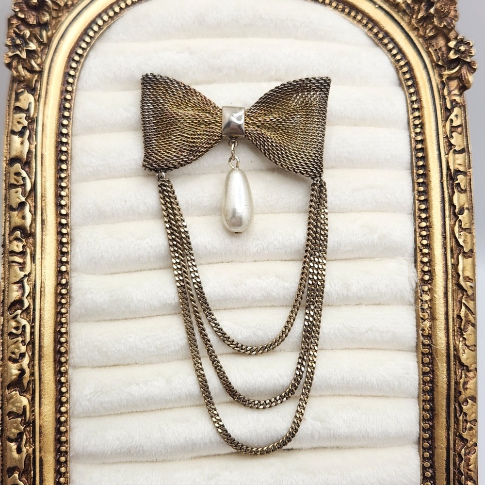 Vintage Victorian Revival‎ Mesh Bow Brooch Old Gold Tone Faux Pearl Coquette